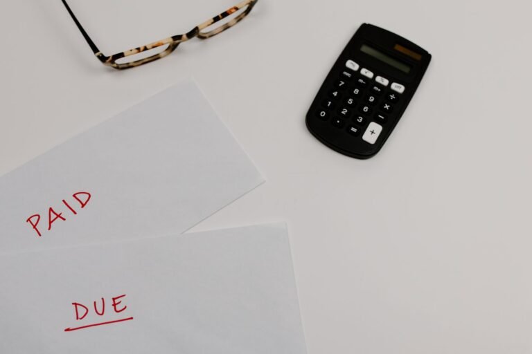 Rekeningen en een rekenmachine — sfeerbeeld bij financiering
