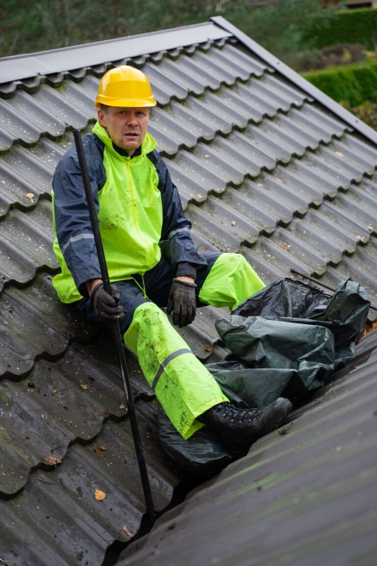 Een vakman doet onderhoud aan een dak — sfeerbeeld